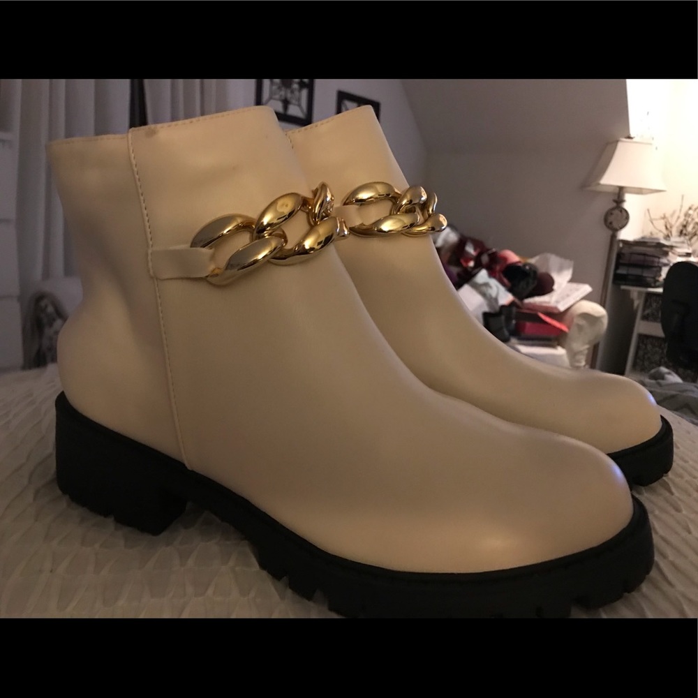 Nicole Miller boot size 9 cream w/ gold chain NEW